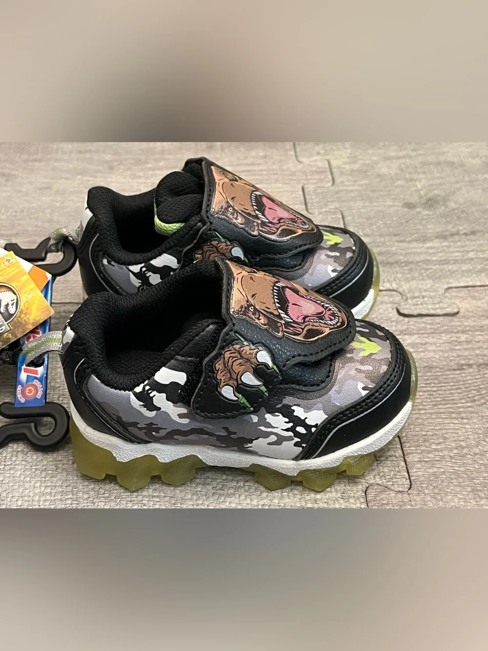 Jurassic World Dinosaurs Low Top Hook & Loop Kids Sneaker US 6 Camo